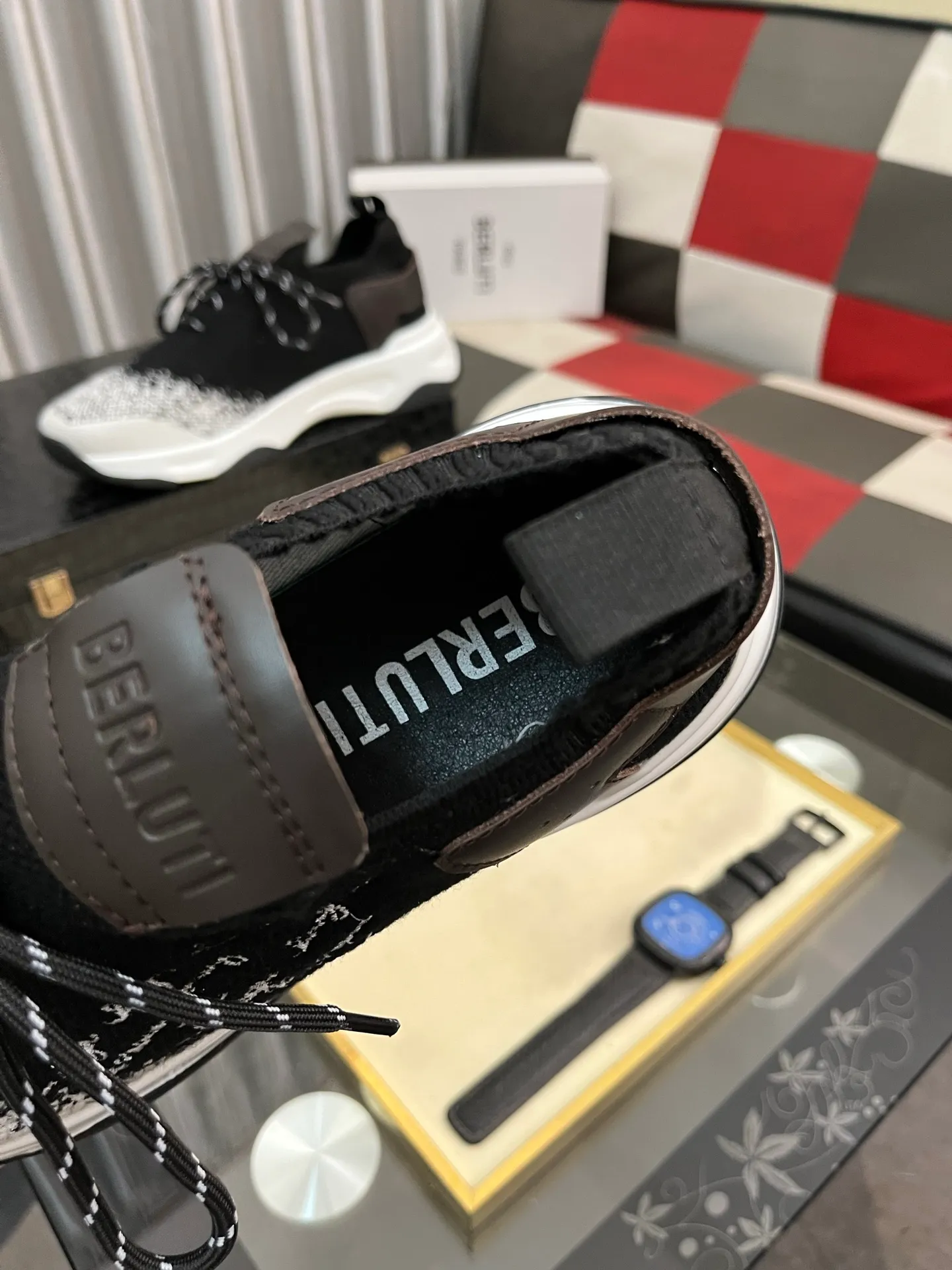 Men's Men's Shoes 💰400⌚️⌚️Berlut* France's top men's shoes, Berluti brand broke the rules in its first show and launched a new Edge shoe last. This model is hand-crafted with exquisite and fashionable fly-woven cowhide, a water-dyed cowhide lining, and an original color-blocked lightweight and wear-resistant rubber sole. This bold improvement of the iconic shoe last is of great significance to the creative work of its unique shape and edge width. On Alessandro shoes, this sharp-edged silhouette is made more see-through through Kris' bold and professional new Cloudy dyeing, making it classic and fashionable! Size: 38-46